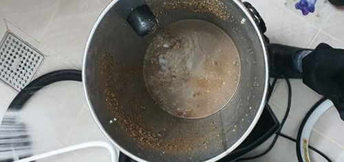 만세구 하수구막힘 배관 상태를 점검한 뒤 기록을 정리하는 모습